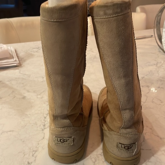 Woman’s ugg boots - Picture 3 of 3